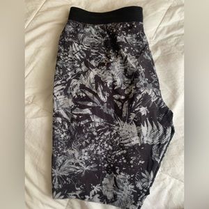 Lululemon License to train shorts Lined 7” size L